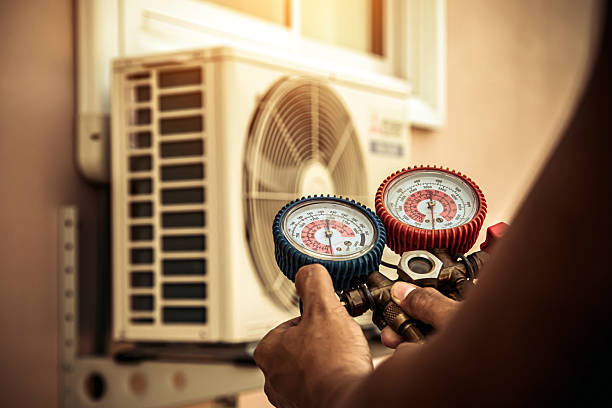 Professional Hvac technician working in Como, TN